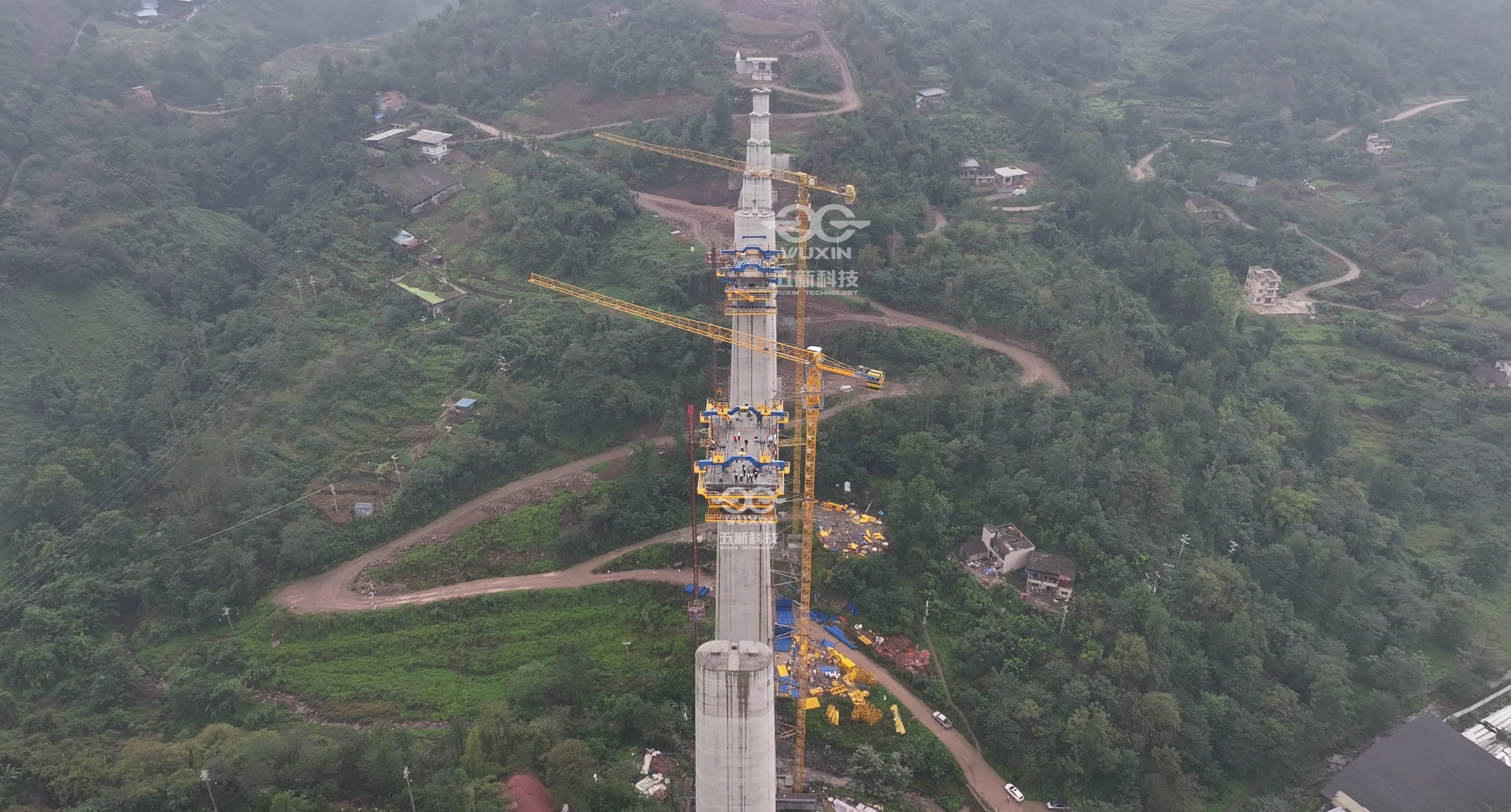 中鐵十七局-渝萬(wàn)高鐵閆家溝雙線大橋2.jpg